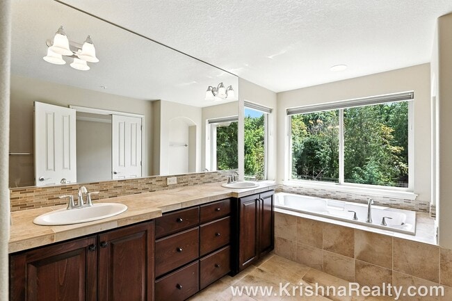 Building Photo - Gorgeous 6 BD* 3 BA* Single Family Home Located In Charming Arbor Meadows In Portland! **Minutes ...