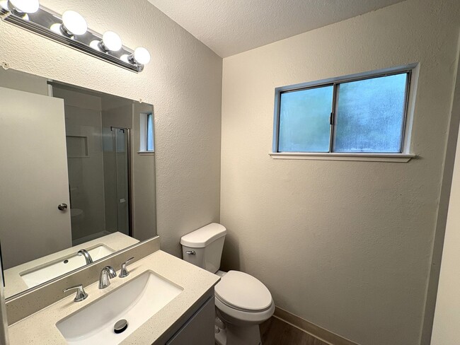 Building Photo - Wonderful 2bd/2ba Fair Oaks Duplex with Garage