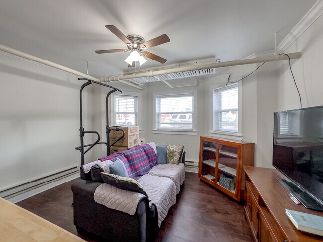 Building Photo - 2131 W Giddings St