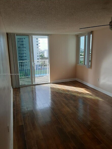 Building Photo - 800 N Miami Ave