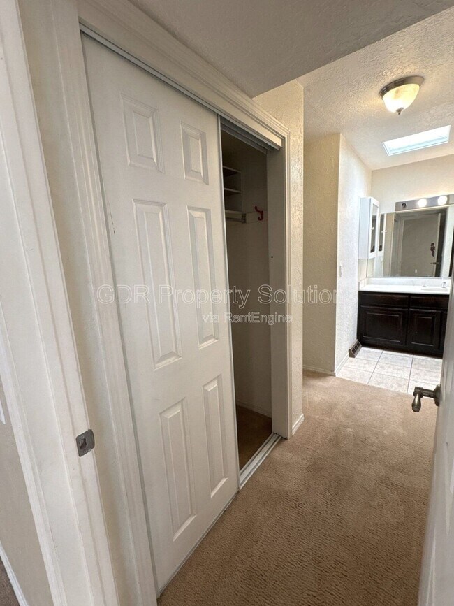 Building Photo - 5828 Elmwood Dr NE