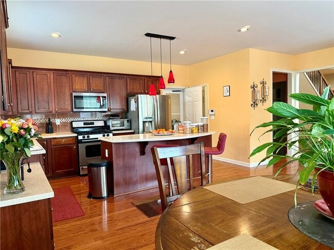 Building Photo - 585 Marylebone Dr