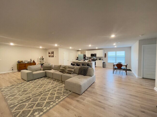 Building Photo - 6725 Sarah Ann Way