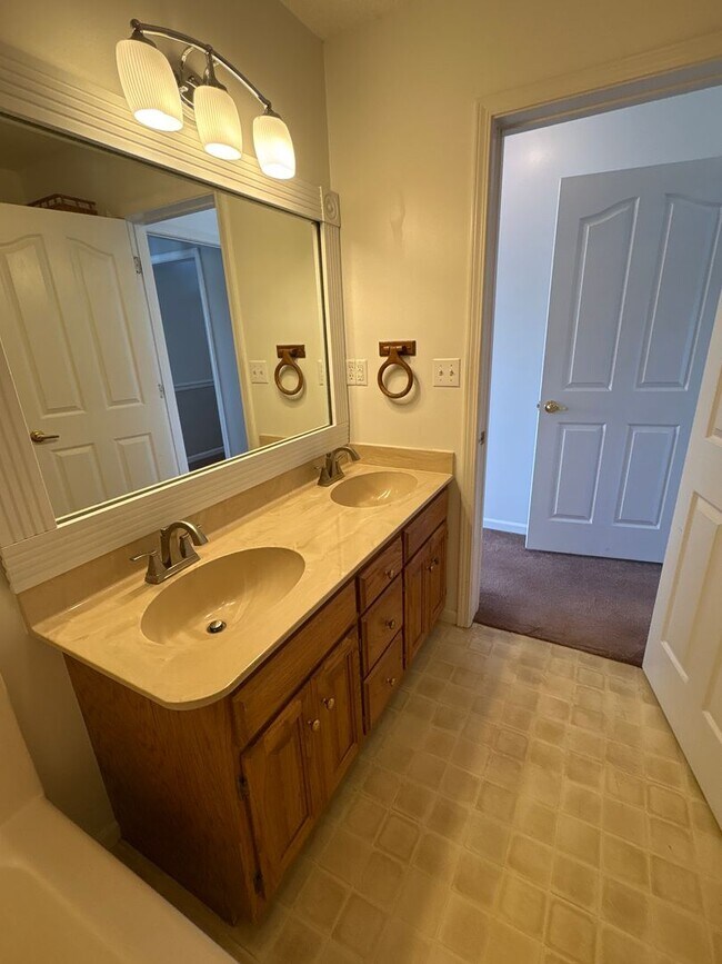 Building Photo - SPACIOUS & Beautiful Home Just Outside She...