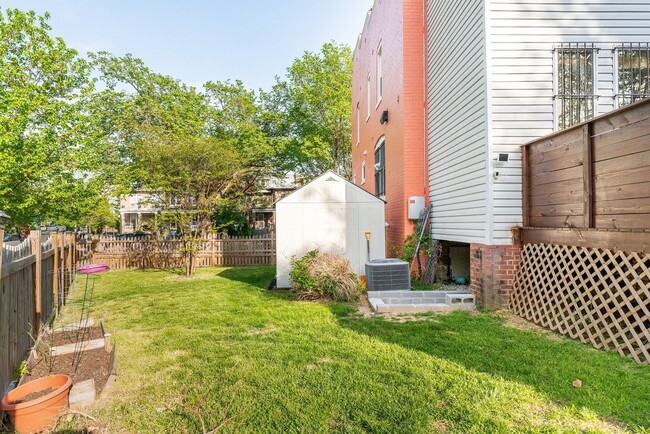 Building Photo - Unbeatable Family Home in the City w/ Park...