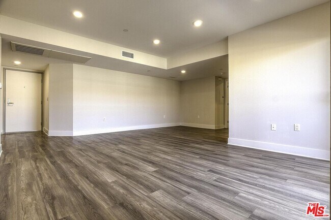 Building Photo - 5030 Rosewood Ave