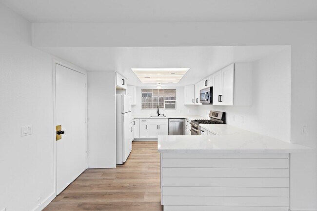 Building Photo - 211 Avenida Miramar