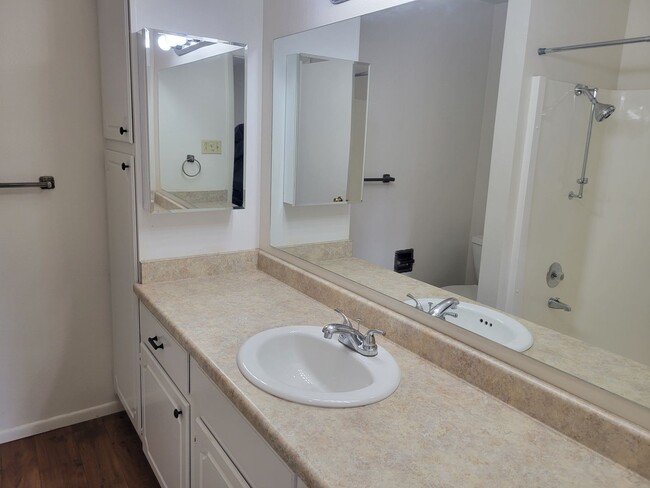 Building Photo - 2 Bed / 2 Bath Top Level Condo with A/C! -...