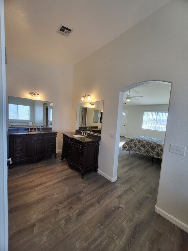 Building Photo - GOLDEN SPRINGS RANCH U8 - W. Betty Avenue