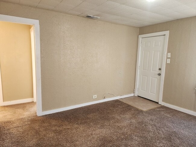 Building Photo - 2 Bed 1 Bath Home!