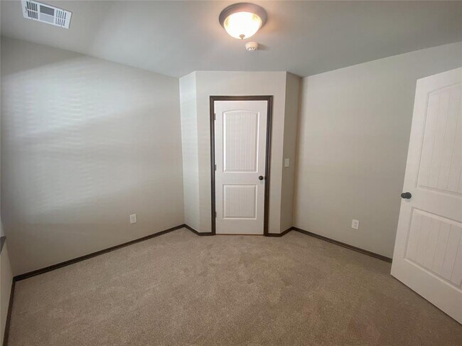 Building Photo - 4200 Royal Garden Dr
