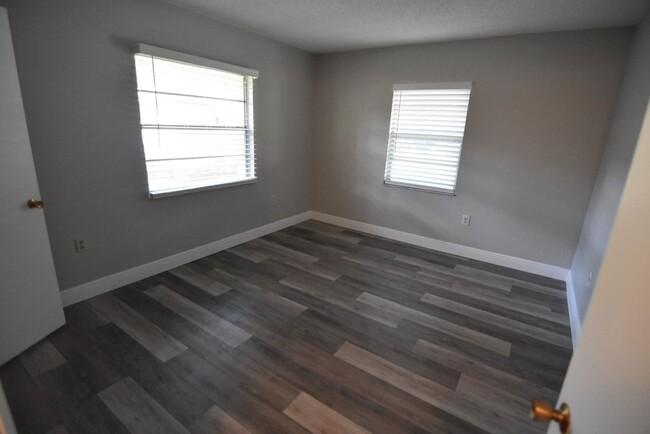 Building Photo - 1 bed/1 bath, 2nd Floor Condo at Sandlewoo...