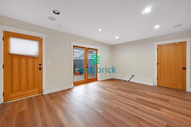 Building Photo - Stunning 2BR and 3BA single family with la...