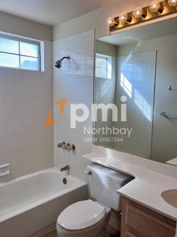 Building Photo - 3213 Hilton Head Dr