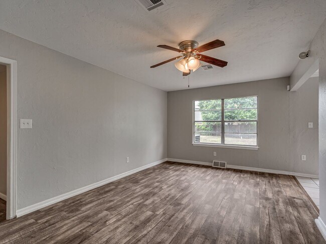 Building Photo - Charming Home in OKC + 4 bedrooms