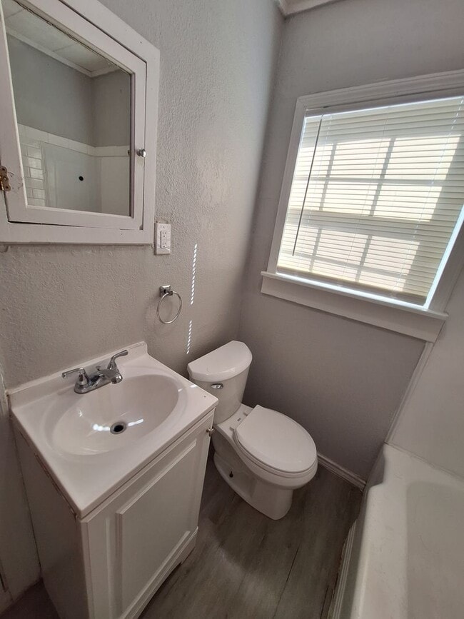 Building Photo - 2 bedroom, 1 bath
