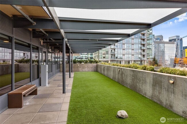 Building Photo - Downtown Luxury 1BR Condo with Sweeping Vi...