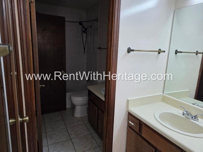 Building Photo - Amazing 2 bedroom, 1.5 bath townhome/ Great Roommate Floorplan / Great Location