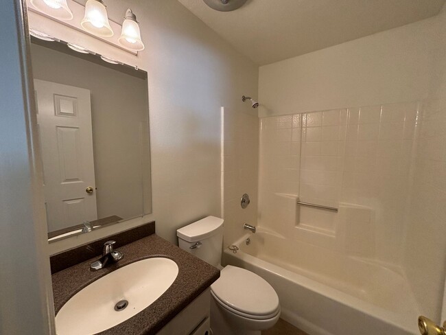 Building Photo - DARLING TOWNHOME FOR RENT!