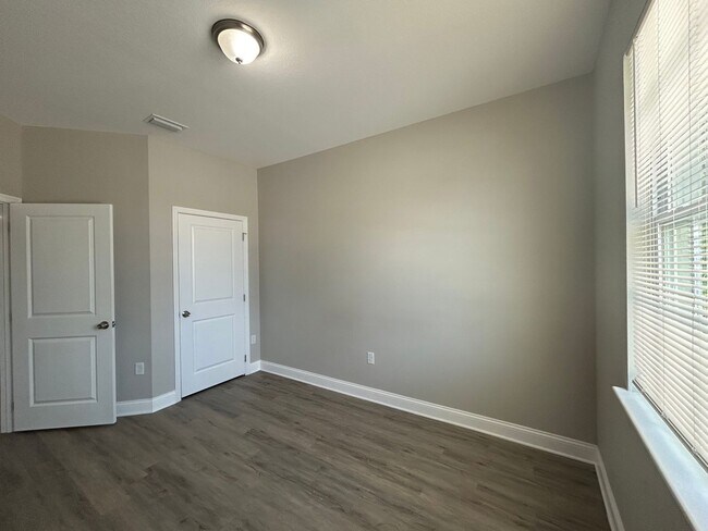 Building Photo - Renovated 3 Bedroom, 2 Bath Duplex Home in...