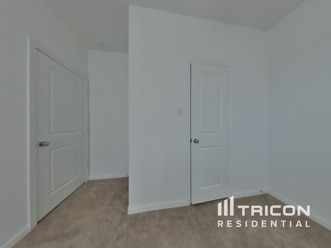 Building Photo - 932 Skytop Dr