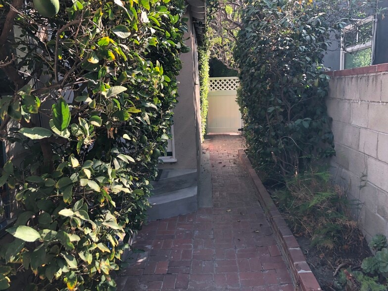 Side of House - 5507 Noble Ave