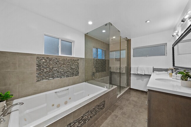 Building Photo - 355 S Sycamore Ave