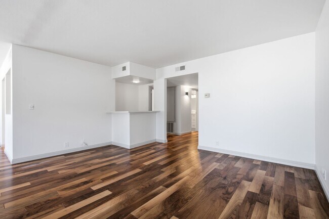 Building Photo - 853 S Le Doux Rd