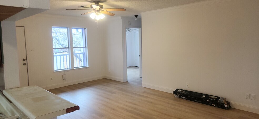 Building Photo - 605 E Applegate Dr