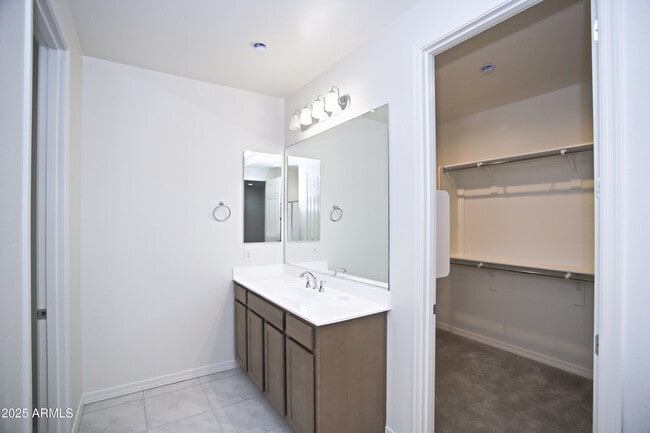 Building Photo - 976 W Finch Dr