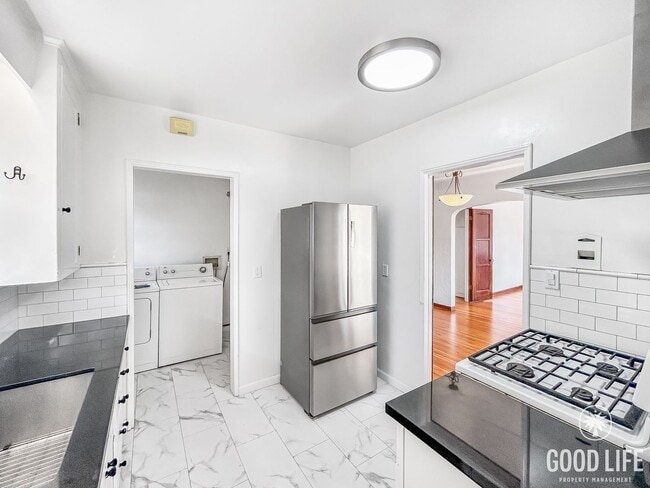 Building Photo - Beautiful 2B 1BA Home in University Height...