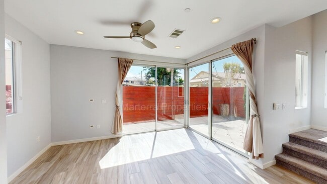 Building Photo - Modern Light-Filled Costa Mesa Home with Designer Kitchen