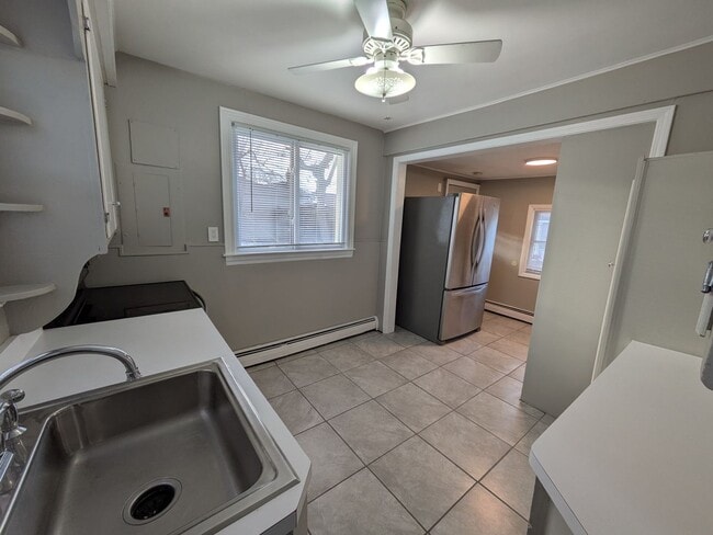 Building Photo - Charming Bungalow in Amazing Location