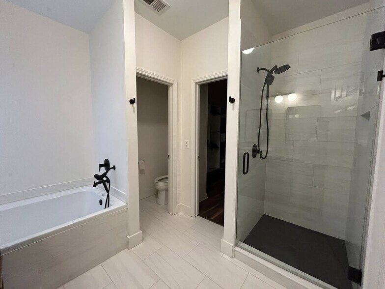 Primary Bath - 515 Bally Claire Ln