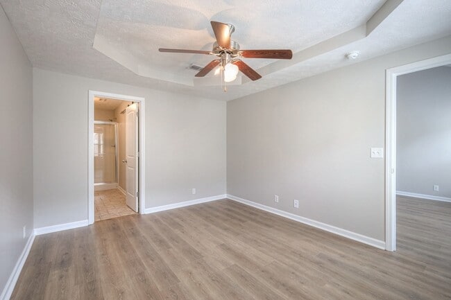 Building Photo - 911 Dahlia Dr