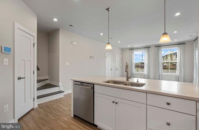 Building Photo - 42627 Burbank Terrace