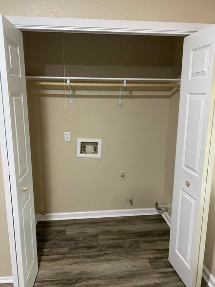 Building Photo - 400 Algerita Dr