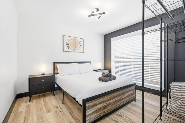 Building Photo - 6440 Knoll Ridge Dr