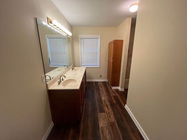 Building Photo - 2/2.5 Brick Home in the Heart of Batesville