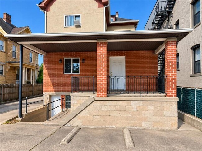 Building Photo - 301 1/2 S Winebiddle St