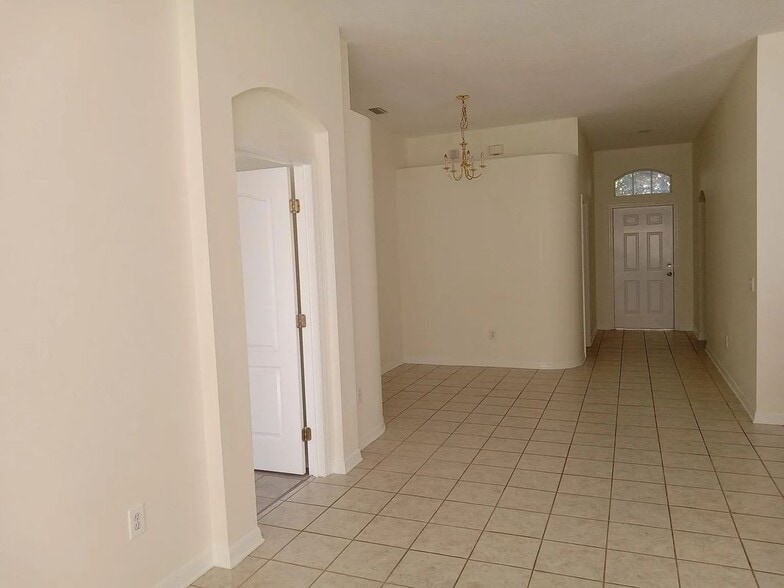 Building Photo - 727 Straw Lake Dr