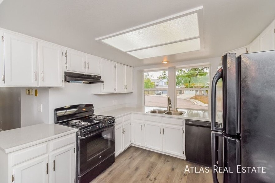 Building Photo - 8560 Ilex Dr