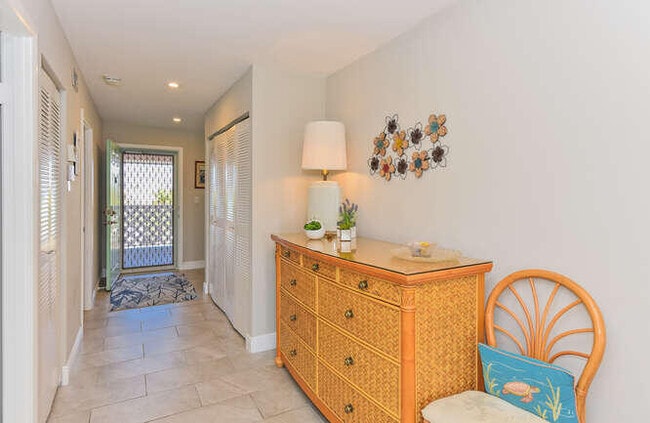 Building Photo - 353 S US Hwy 1