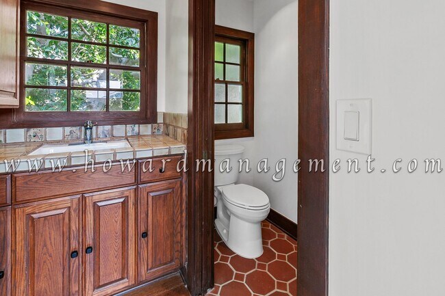 Building Photo - Contemporary Style 5bed/5bath Home with Ad...
