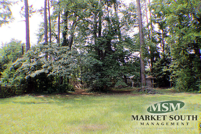 Building Photo - BRICK RANCH OFF SKIDAWAY- AVAILABLE NOW!