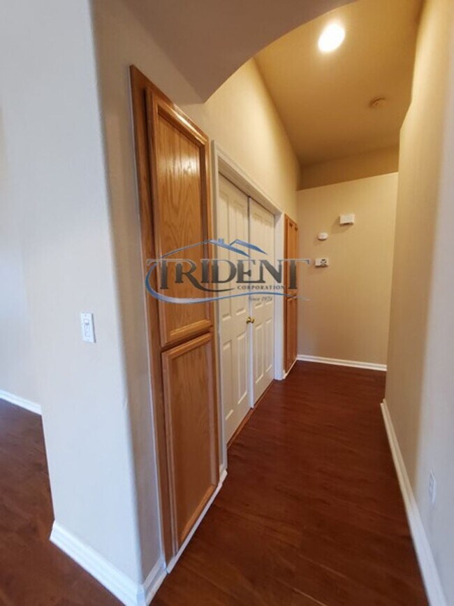 Building Photo - 4 bedroom, 2 bath house