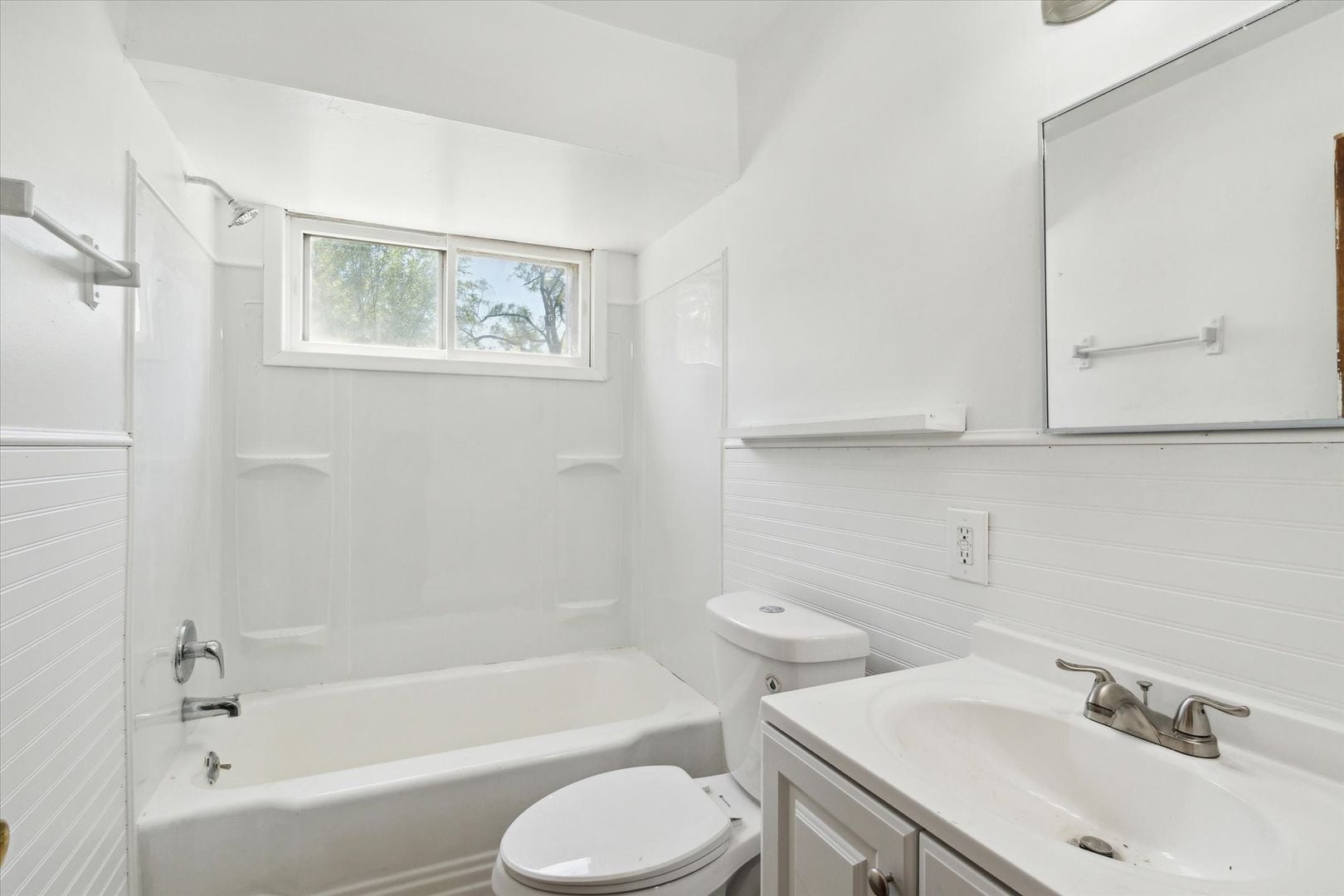 Building Photo - Remodeled 4B 1B Home $1,275