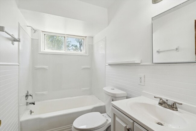 Building Photo - Remodeled 4B 1B Home $1,275