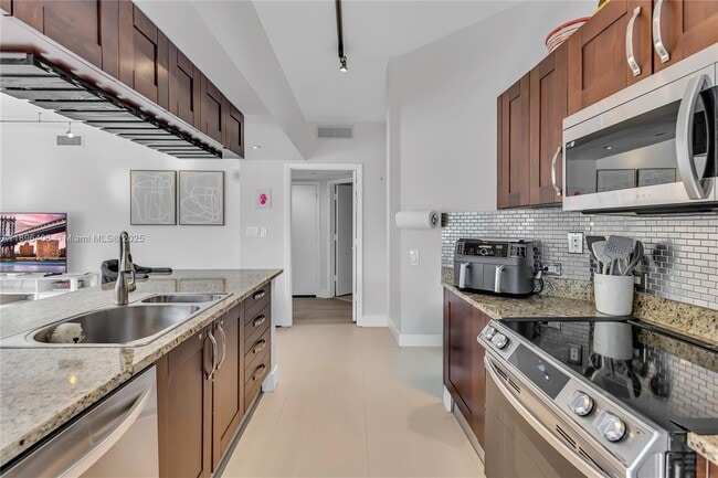 Building Photo - 20000 E Country Club Dr
