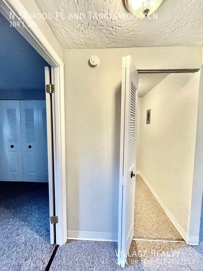 Building Photo - Few steps! Available NOW! Roomy 1-Bed with...